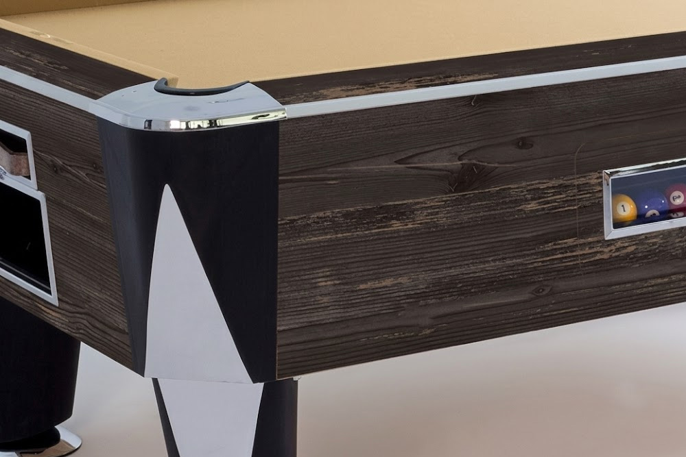 Detalle lateral de una mesa de billar profesional disponible para alquiler en bares y locales de ocio en Estepa.