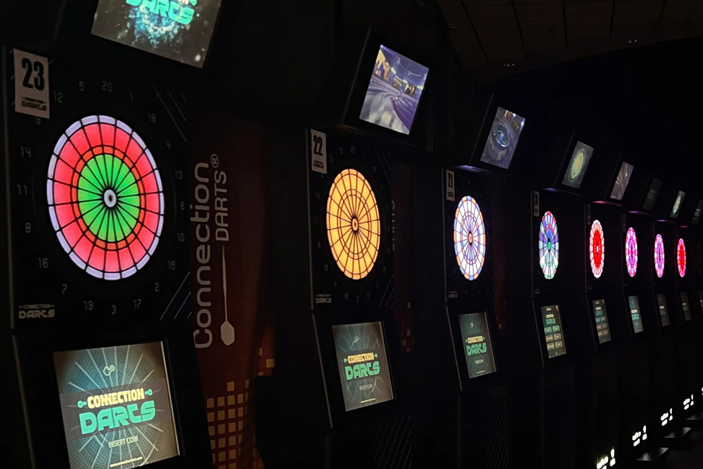 Dianas Connections Darts de diferentes colores LED en bar de Estepa