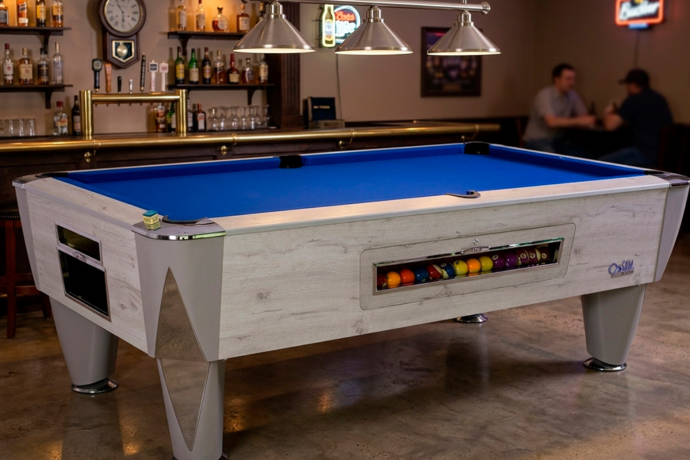 Mesa de billar profesional instalada en un bar como parte de nuestro servicio de alquiler de máquinas recreativas en Estepa.