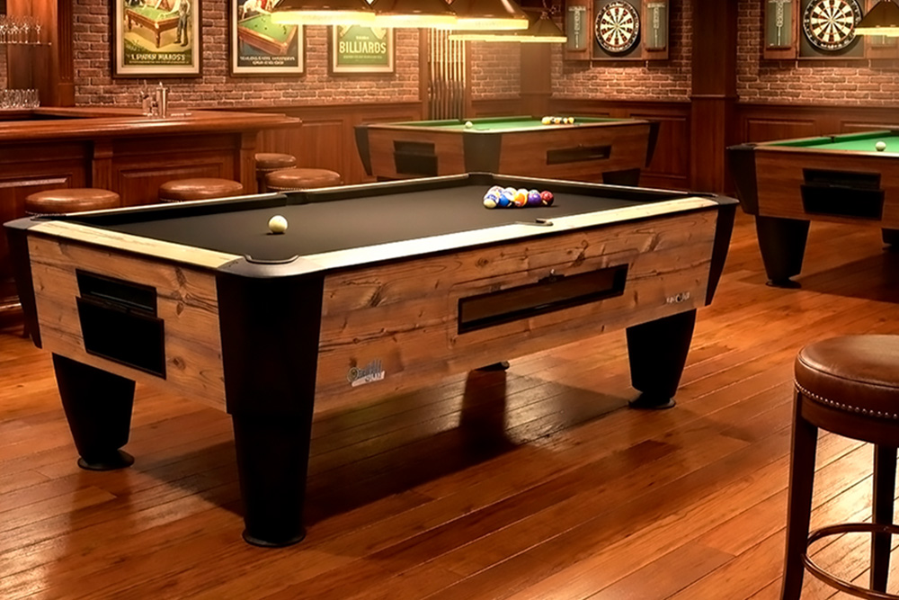 Mesa de billar profesional instalada en un salón de juegos, disponible para alquiler y explotación en bares de Estepa.