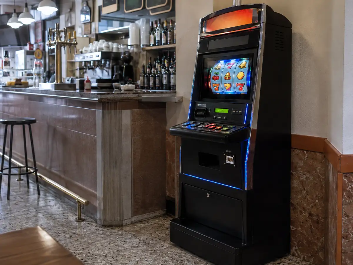 Máquina tragaperras instalada en un bar de Sevilla en Écija
