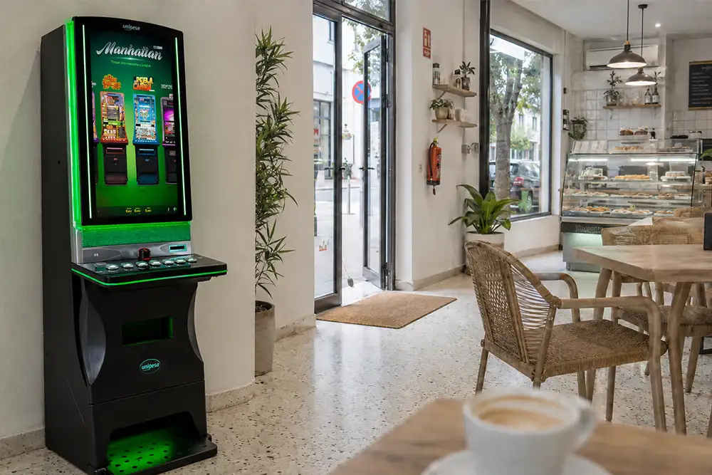 Máquina tragaperras Manhattan instalada en una cafetería de Estepa